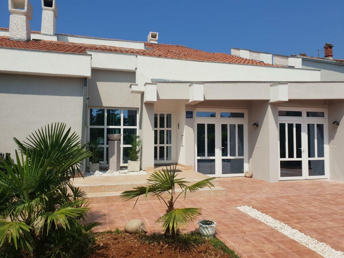 Grey Pearl With Free Ev Ch-Station Apartment Valbandon Exterior foto